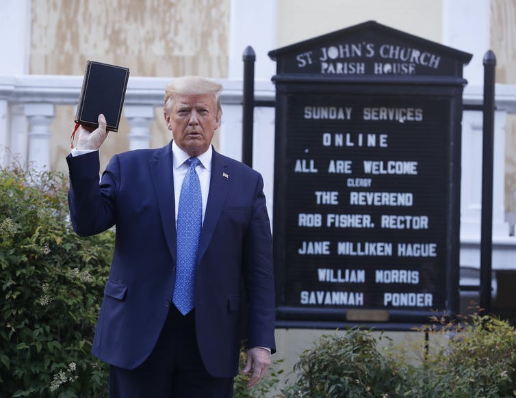 دونالد ترامب يحمل الكتاب المقدس خارج كنيسة في واشنطن العاصمة