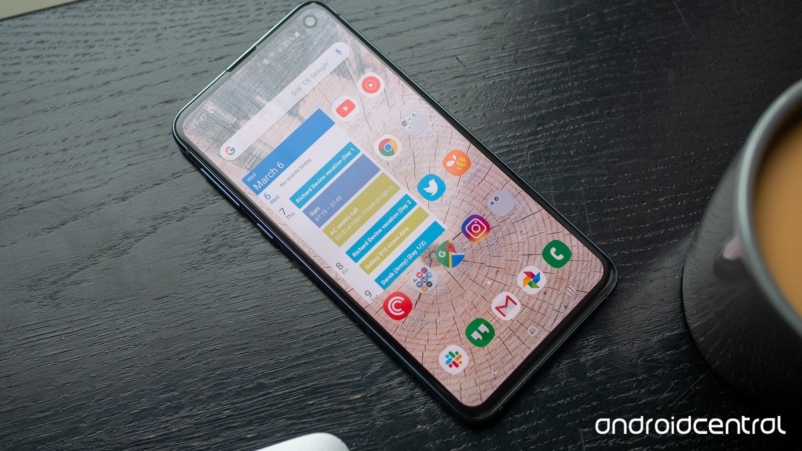 Samsung Galaxy S10e مستلقي على طاولة