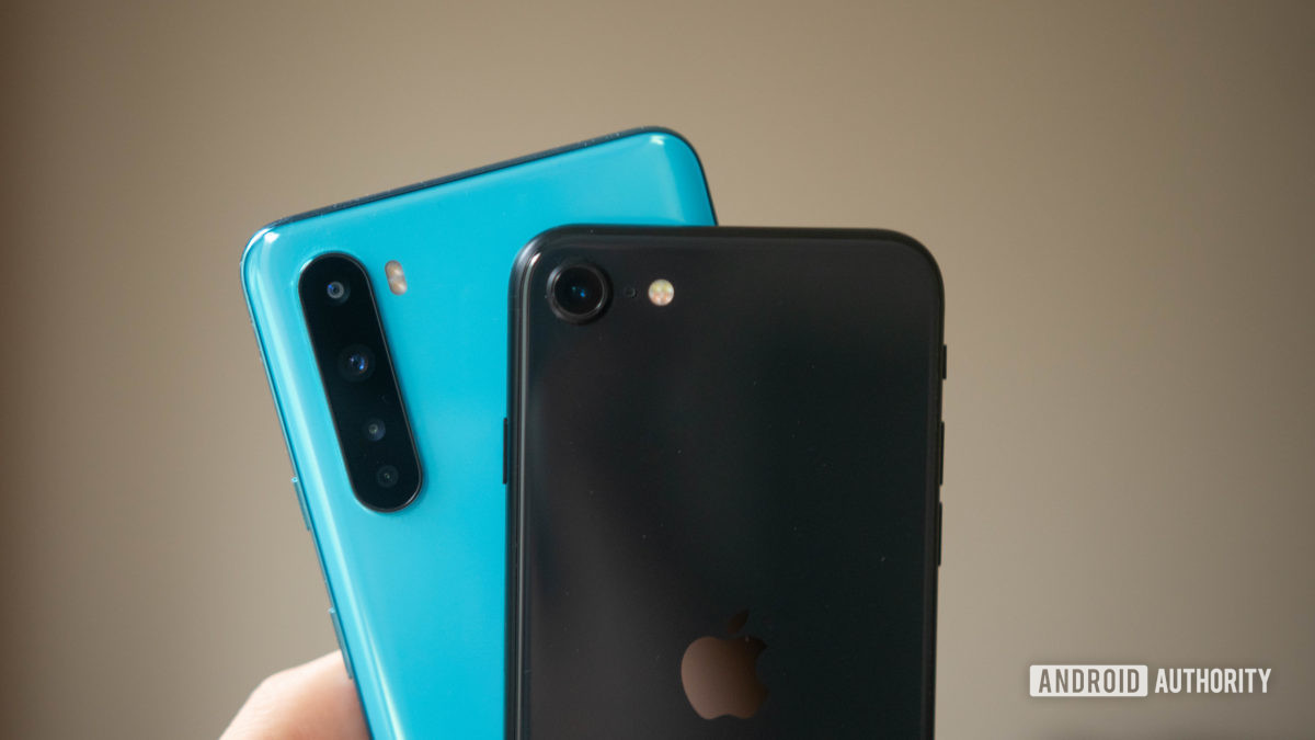 iPhone SE مقابل OnePlus Nord بزاوية nord و se في اليد