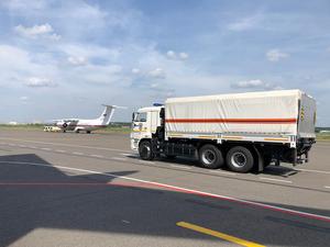 شاحنة معونة طبية للبنان متوقفة بالقرب من طائرة شحن ليتم تحميلها في مطار جوكوفسكي خارج موسكو (ا ف ب)