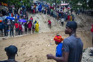 ضربت العاصفة الاستوائية لورا جمهورية الدومينيكان وهايتي وتتجه نحو ضربة محتملة على ساحل لويزيانا كإعصار ، إلى جانب العاصفة الاستوائية ماركو (AP Photo / Dieu Nalio Chery)