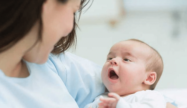 امور تشير إلى ان الطفل الرضيع يشعر بالشبع