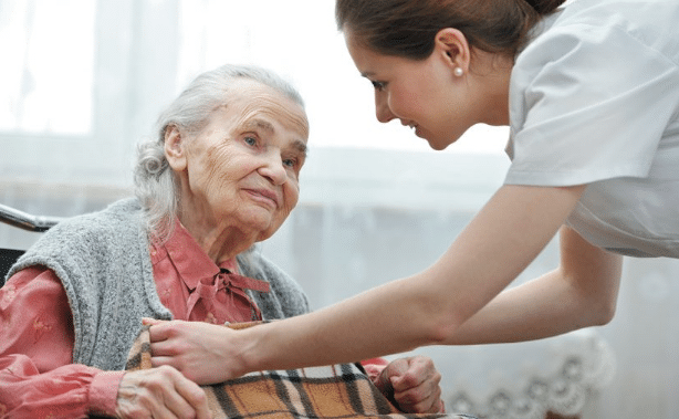 دليل شامل عن طرق رعاية المسنين