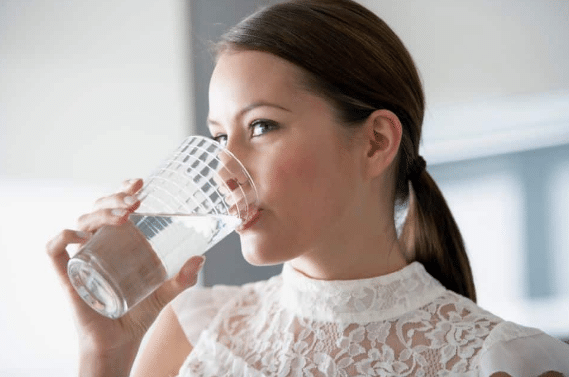 طرق شرب لترين من الماء يوميًا