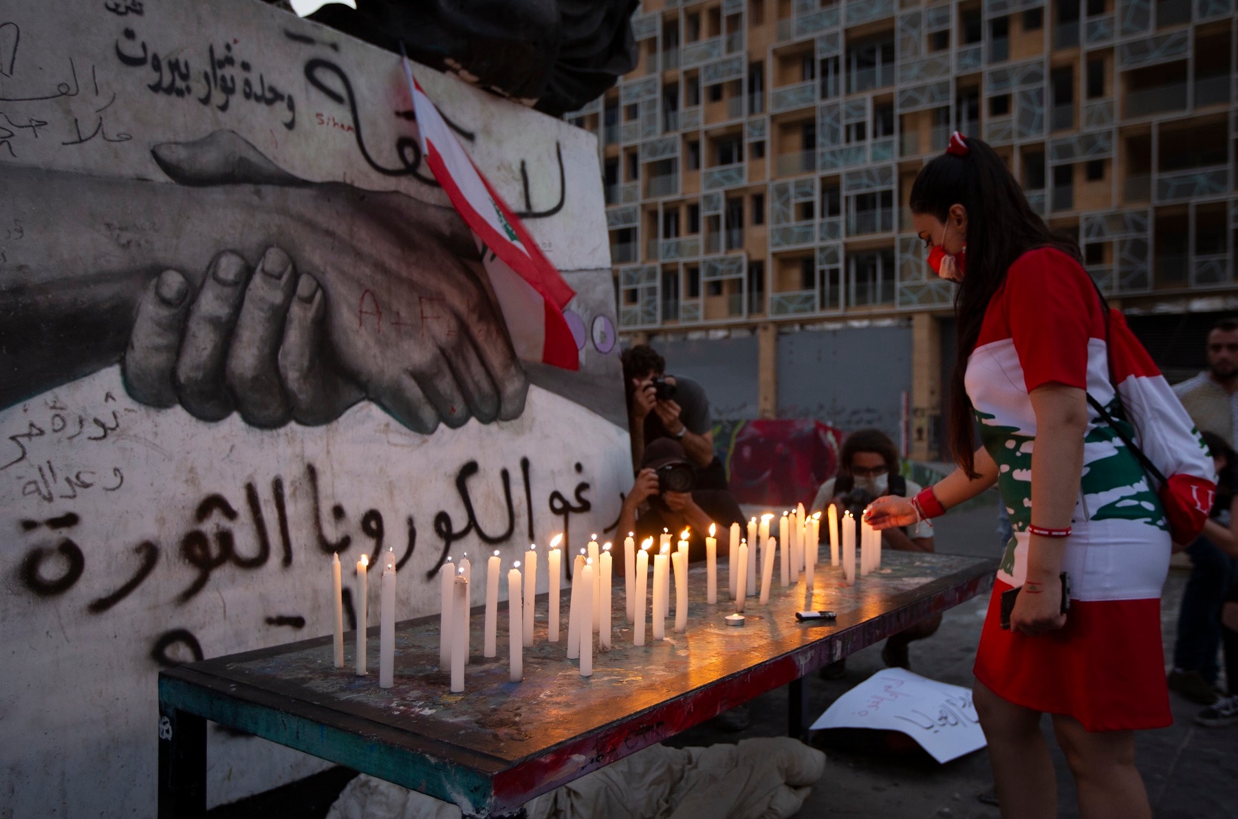 وبحسب وزارة الصحة اللبنانية ، قُتل ما لا يقل عن 190 شخصًا ، وأصيب أكثر من 6000 في انفجار بيروت.