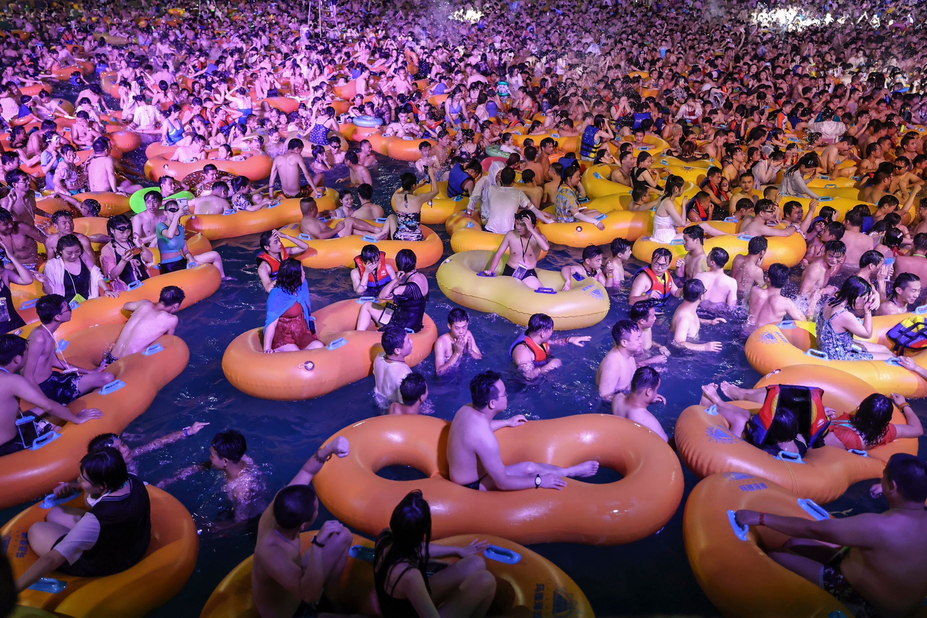 انتشرت صور مهرجان في حديقة مائية في ووهان في منتصف أغسطس.