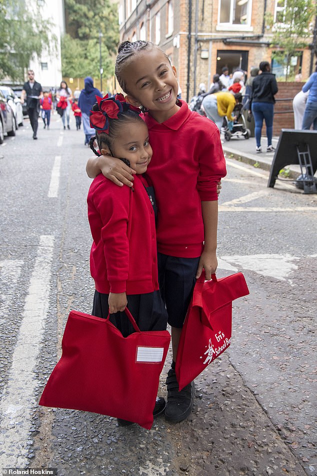 طفلان التحقوا بمدرسة تشارلز ديكنز الابتدائية ، في بورو ، لندن ، تم تصويرهم في أول يوم عودتهم إلى المدرسة يوم الثلاثاء