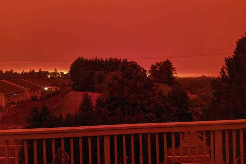 تُظهر هذه الصورة المأخوذة من منزل روس كاسلر في سالم بولاية أوريغون السماء المظلمة بالدخان قبل غروب الشمس في حوالي الساعة 5 مساءً ، الثلاثاء ، 8 سبتمبر 2020.