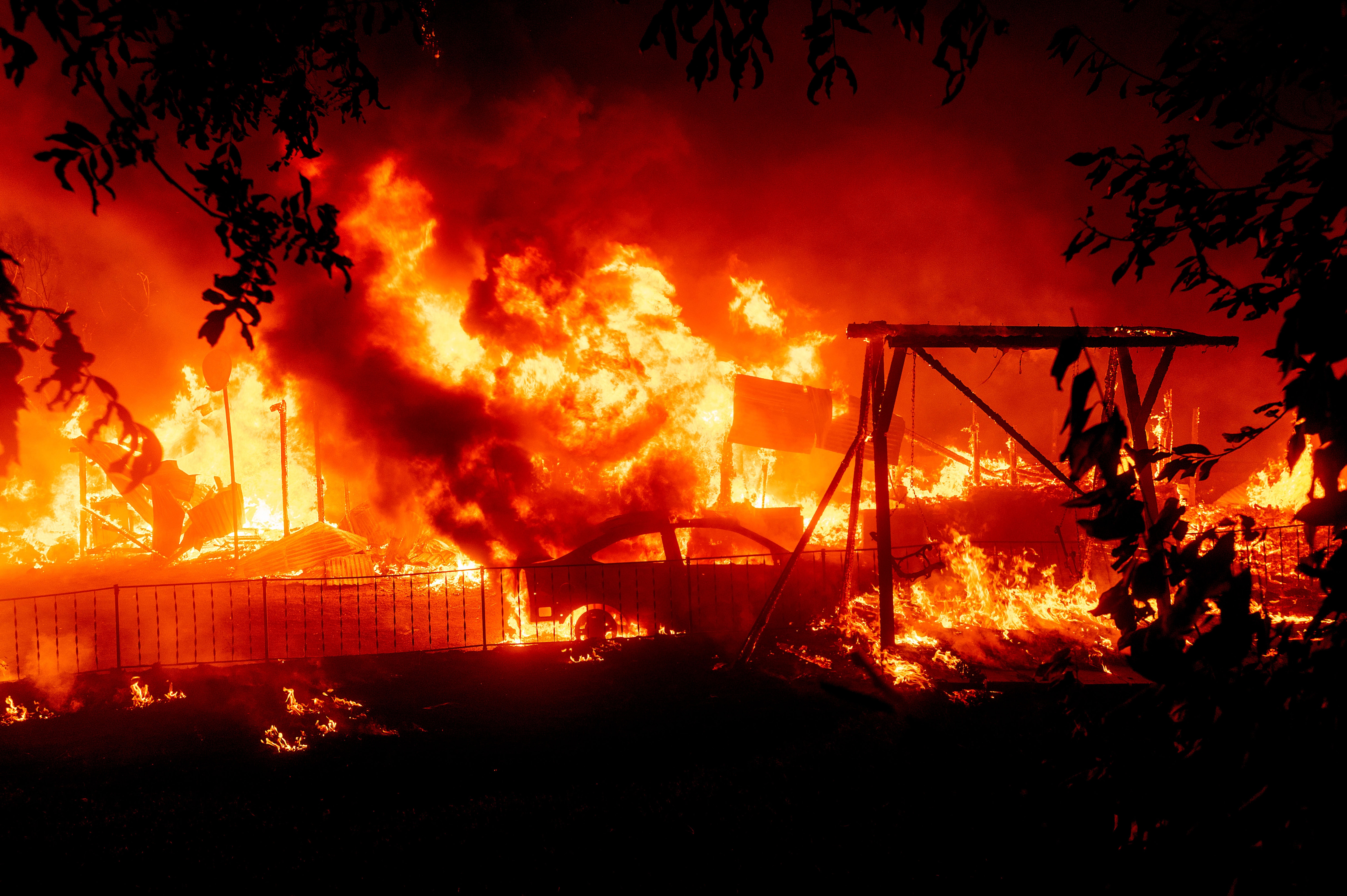تلتهم النيران منزلًا وسيارة بينما تحترق Bear Fire في منطقة بيري كريك في مقاطعة بوتي ، كاليفورنيا يوم الأربعاء ، 9 سبتمبر ، 2020.