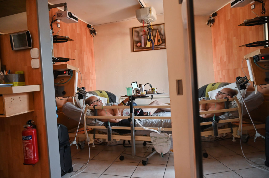 آلان كوكيرست على سريره الطبي في 12 أغسطس 2020 في شقته في ديجون ، شمال شرق فرنسا