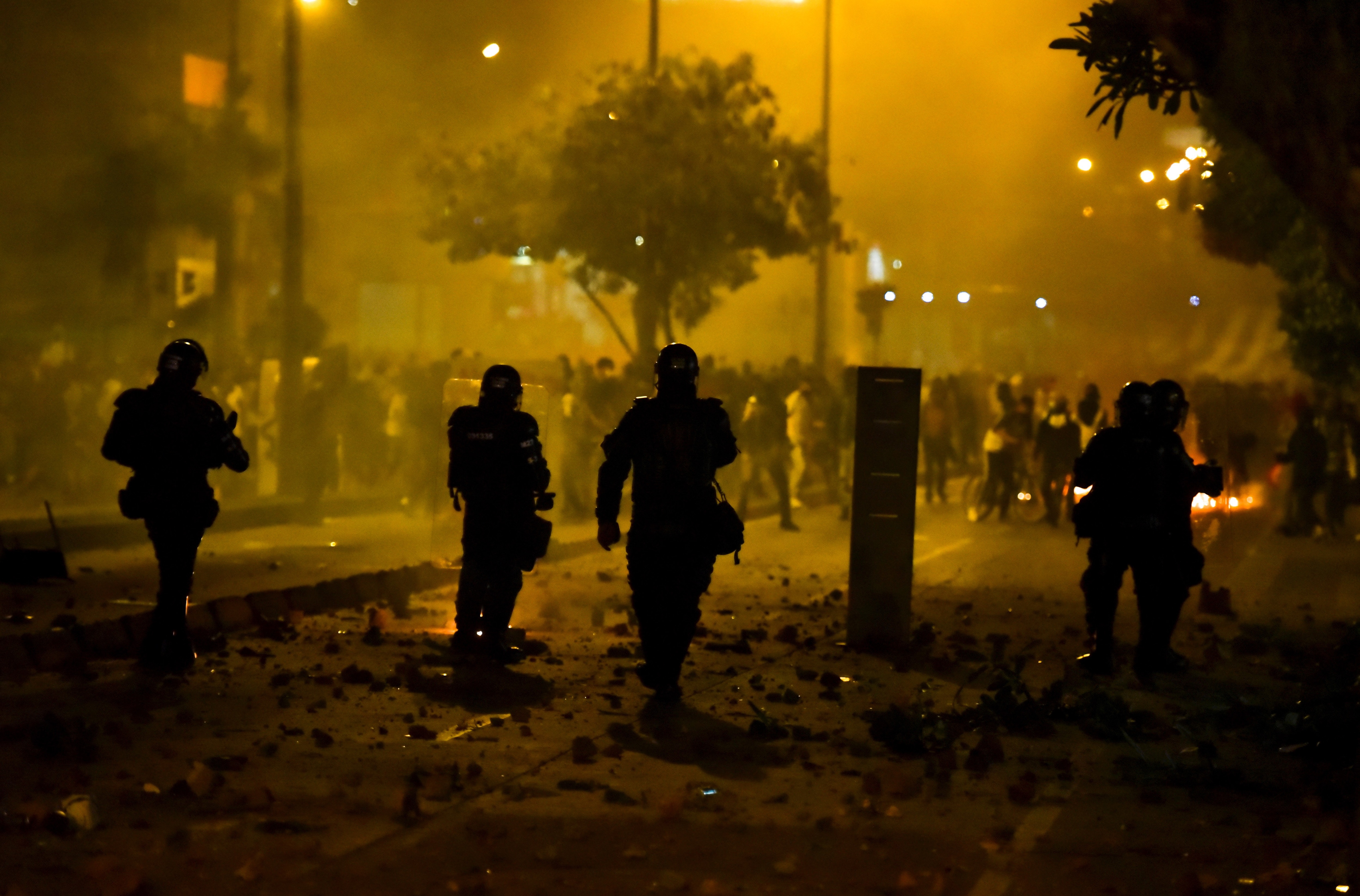شرطة مكافحة الشغب تواجه المتظاهرين خلال مظاهرة في بوغوتا في 10 سبتمبر. 