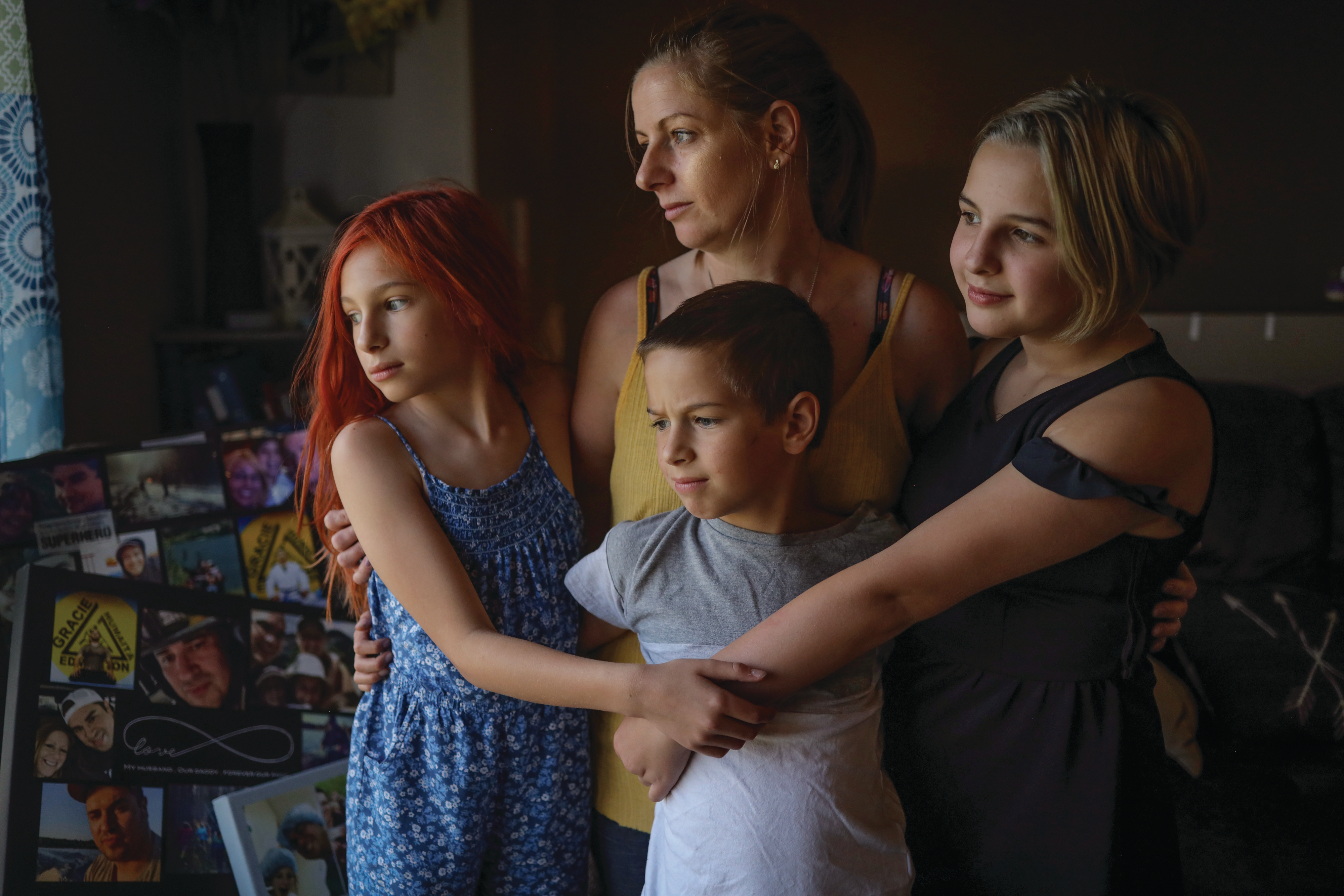 سانسوم وأطفالها ، من اليسار إلى اليمين ، وأديسون ، 11 عامًا ، ودايلن ، 9 و 13 عامًا ، وسييرا ، 13 عامًا (تصوير ليا هينيل)