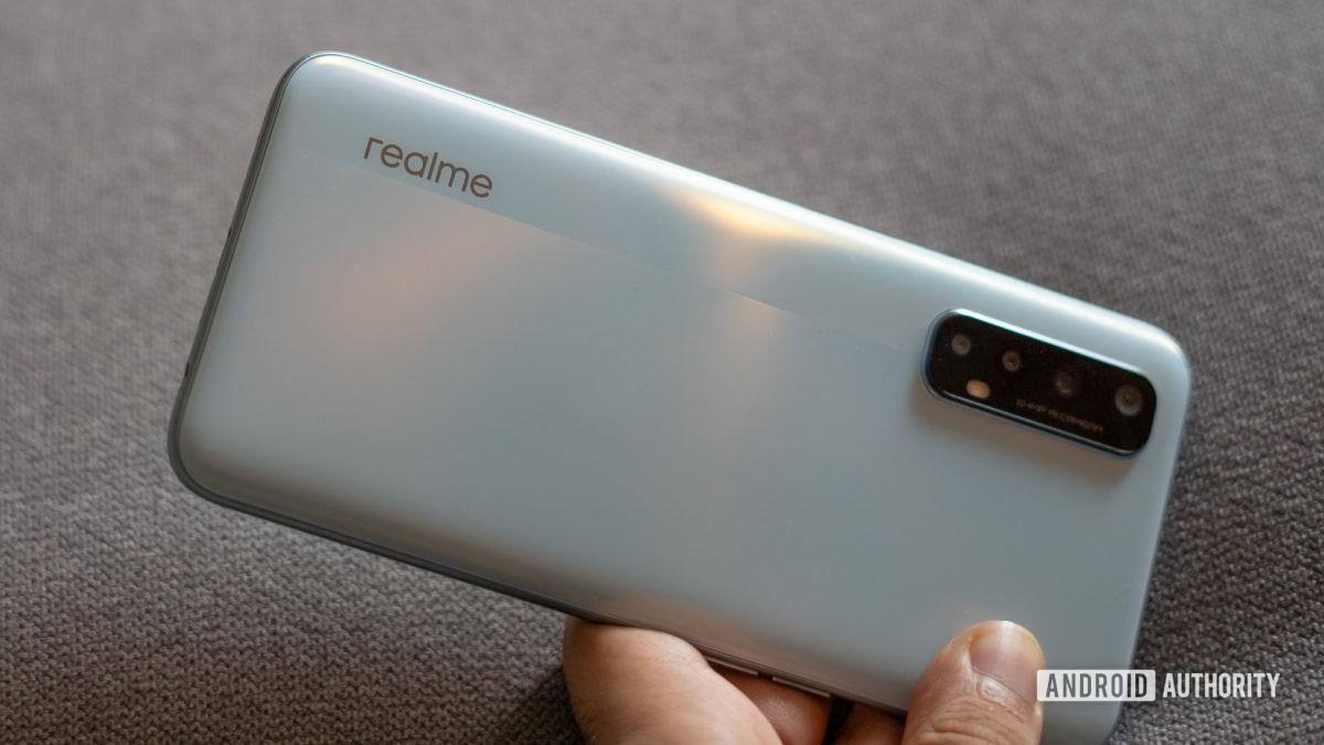 Realme 7 يظهر الشعار الخلفي والانتهاء