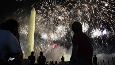 لم تدخر الألعاب النارية أي نفقات ، أضاءت السماء حول نصب واشنطن التذكاري بعد أن ألقى الرئيس دونالد ترامب خطاب قبوله في البيت الأبيض في المؤتمر الوطني الجمهوري لعام 2020.