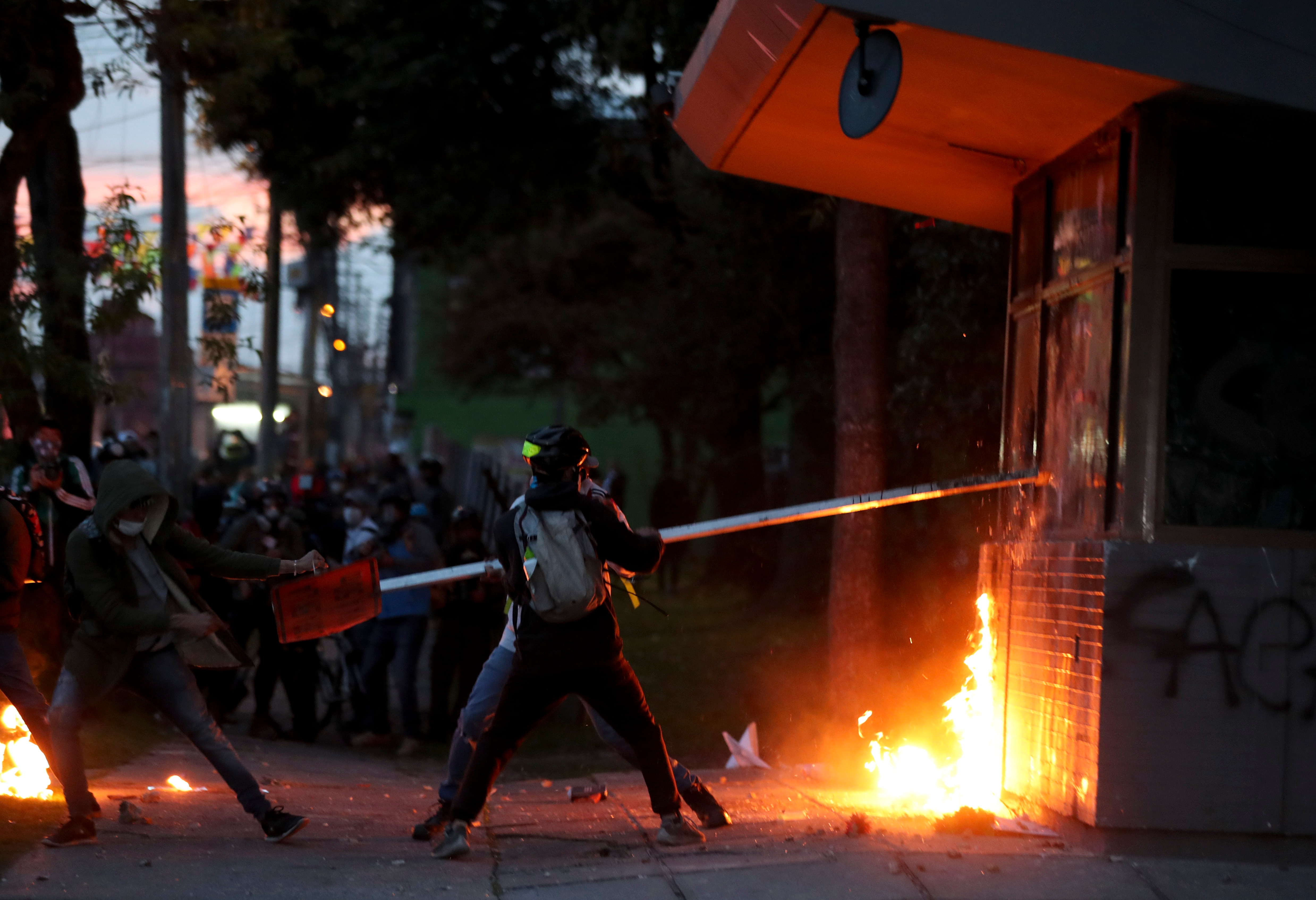 متظاهرون يهاجمون نقطة للشرطة خلال احتجاجات في بوغوتا في 10 سبتمبر.