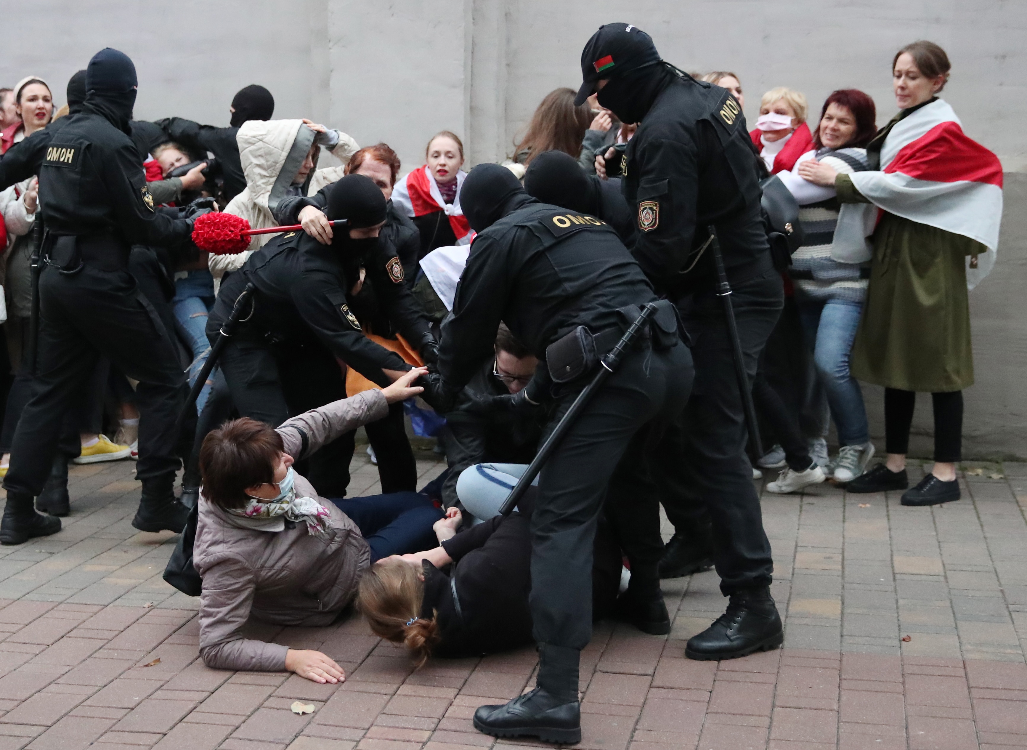الشرطة في بيلاروسيا تعتقل نشطاء معارضين خلال مسيرة لدعم ماريا كوليسنيكوفا.
