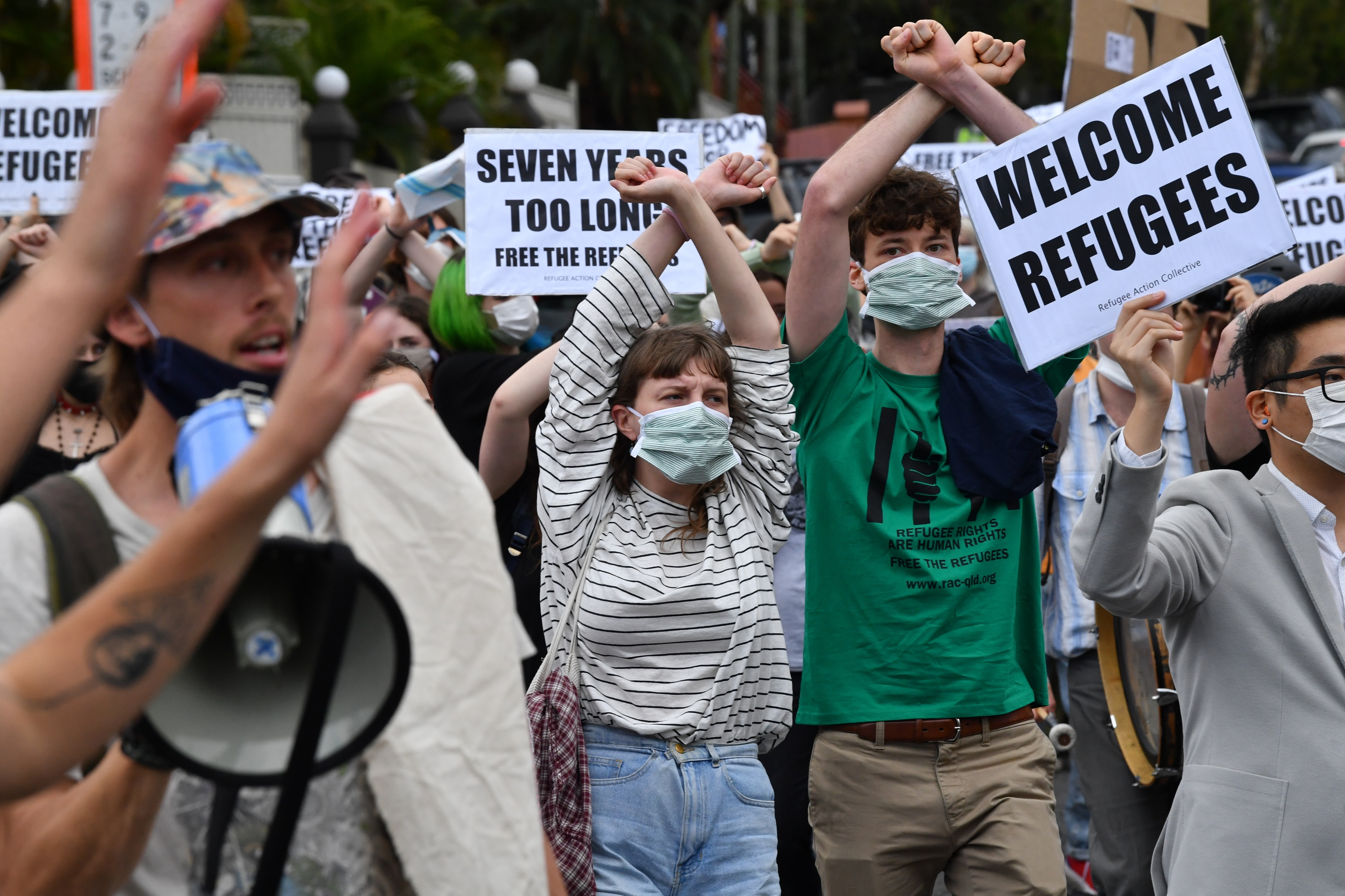 متظاهرون خلال مسيرة لدعم طالبي اللجوء المحتجزين في فندق كانجارو بوينت سنترال في بريسبان ، السبت ، 15 أغسطس ، 2020. 