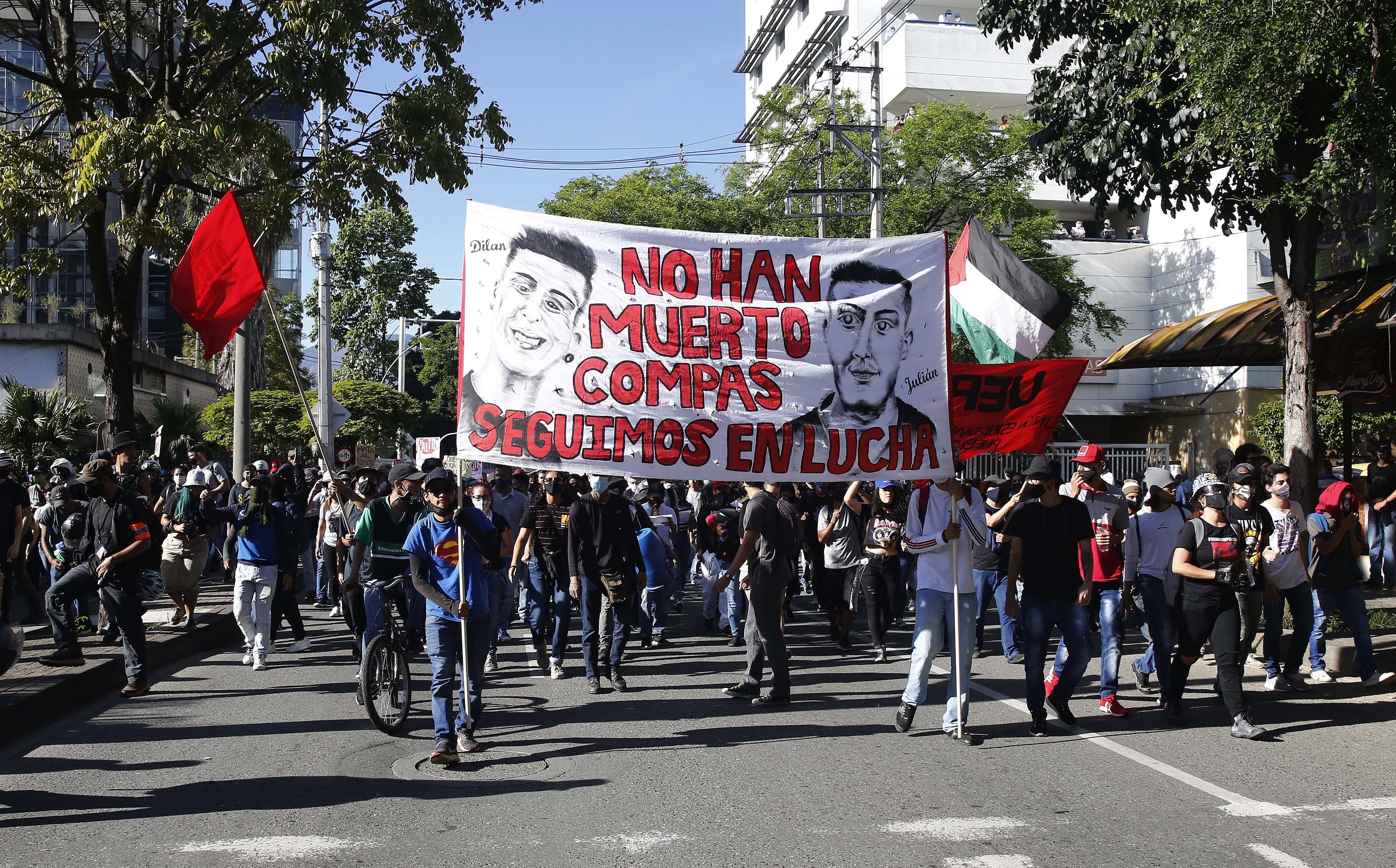 متظاهرون يشاركون في احتجاج على وحشية الشرطة في بوغوتا في 10 سبتمبر / أيلول.
