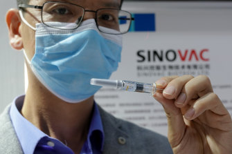 يجري اختبار CoronaVac ، مرشح Sinovac ، في البرازيل وإندونيسيا في المرحلة النهائية من التجارب البشرية.