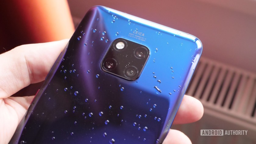 Huawei mate 20 pro في الشفق مع وجود ماء في الخلف