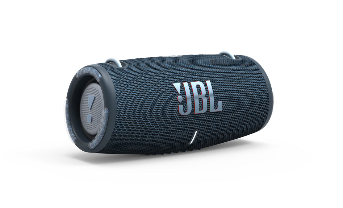 عرض منتج لمكبر الصوت jbl xtreme 3 المقاوم للماء والغبار باللون الأزرق الداكن على خلفية بيضاء.