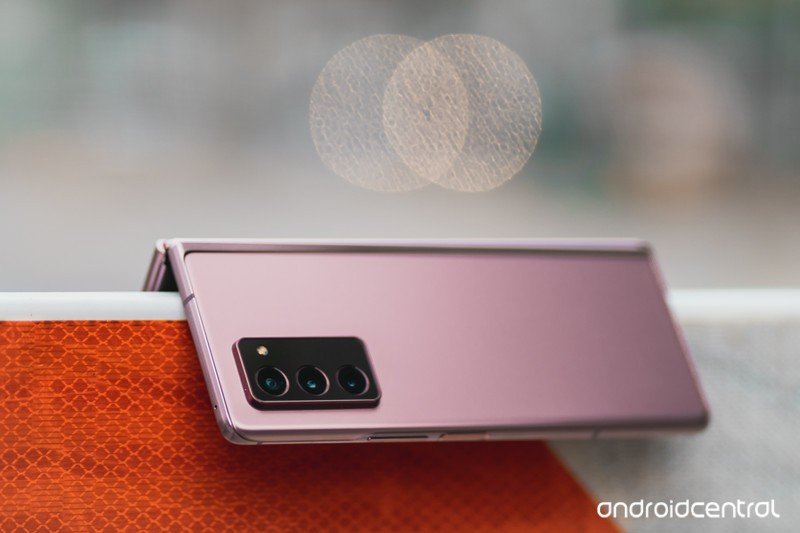 Samsung Galaxy Z Fold 2 باللون البرونزي الغامض