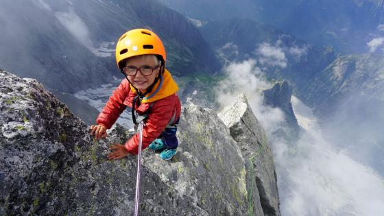 طفل بريطاني أصغر من وصل إلى قمة جبل ضخم