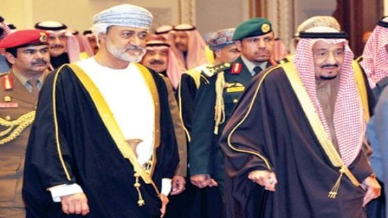 الملك سلمان يقلد السلطان هيثم بن طارق قلاده الملك عبدالعزيز