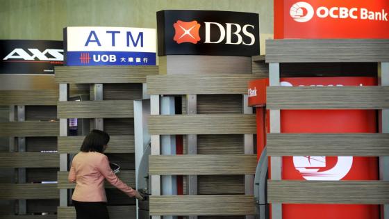 تراجعت أسهم البنوك في سنغافورة بعد أن حد المنظم من مدفوعات أرباح الأسهم