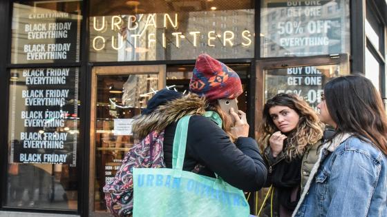 تعرف على أسهم شركات Salesforce و Urban Outfitters و Roku و Moderna وغيرهم