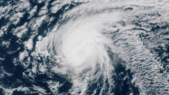 إعصار دوغلاس يكتسب قوة ، لكنه يتنفس في ولاية هاواي