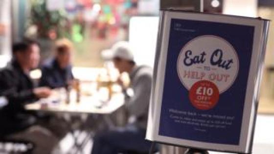مبادرة تناول الطعام في الخارج ببريطانيا تدفع التضخم للهبوط