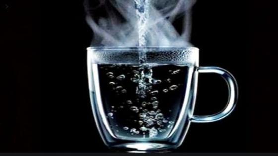 فوائد شرب الماء الساخن