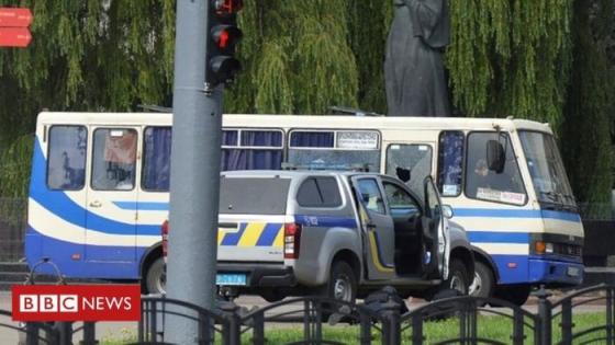 مسلح أوكرانيا يحتجز 20 رهينة في حافلة