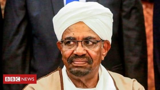 عمر البشير: رئيس السودان السابق يحاكم بتهمة انقلاب 1989