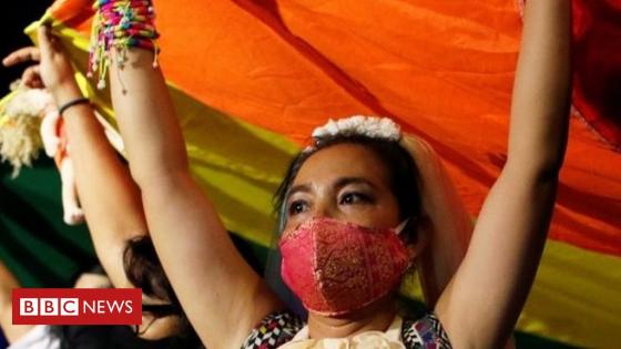 نشطاء مثليون في تايلاند يرفعون أعلام كبرياء بانكوك