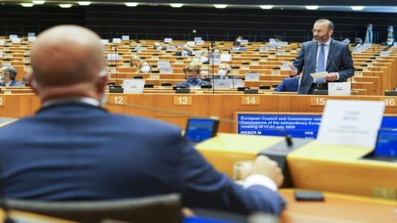يحث كبار مسؤولي الاتحاد الأوروبي أعضاء البرلمان الأوروبي على الموافقة على صفقة الميزانية بسرعة