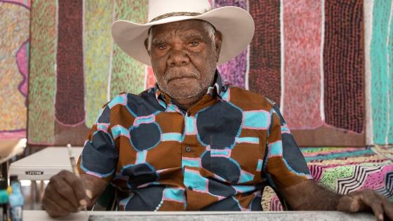 لوحة الاسترالي نجاراليا تومي ماي تفوز بجائزة تلسترا