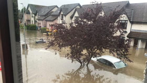 فيضان بروكسبورن: انقاذ العشرات والمياه تغمر المنازل