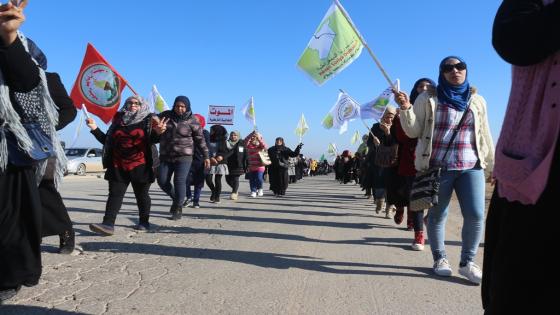 نساء الطبقة يتظاهرون احتجاجا على االتهديدات التركية