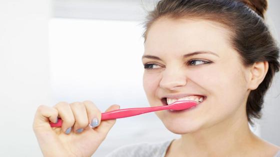 ممارسات تفيد وأخرى تضر بصحة الأسنان