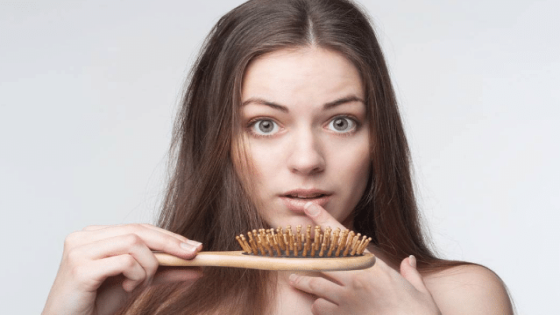 أسباب تساقط الشعر عند النساء بكثرة
