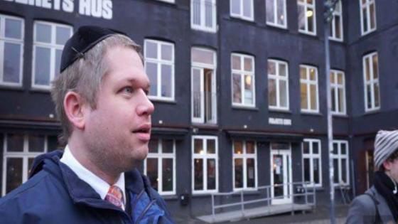 جريمة بشعة زعيم دنماركي يحرق القرآن الكريم أمام مصلين ​