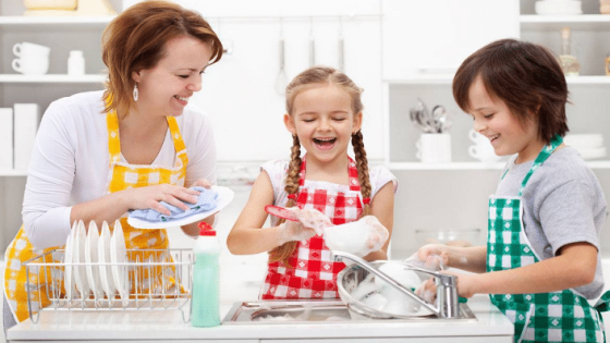 كيفية تعلم الأطفال المشاركة في الأعمال المنزلية