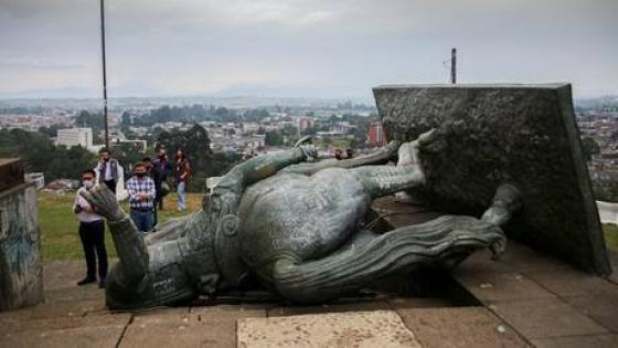 سكان أصليون يخربون تمثال الفاتح سيباستيان دي بيلالكازار