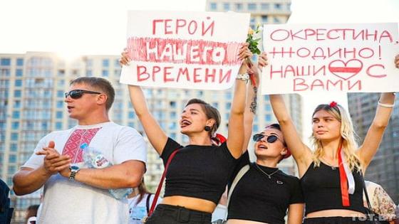 كيف تختبر ثورة نسائية دكتاتور بيلاروسيا