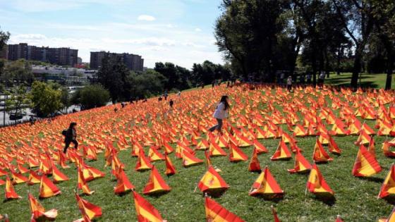 50000 علم إسباني في مدريد لتكريم ضحايا COVID-19
