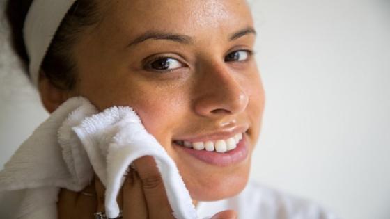 الطريقة الصحيحة لتنظيف البشرة والوجه