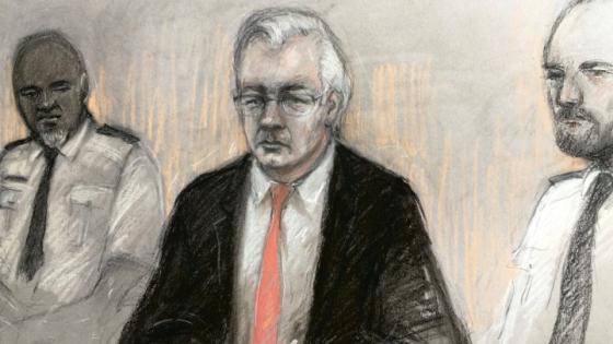 جوليان أسانج يمثل أمام محكمة بريطانية