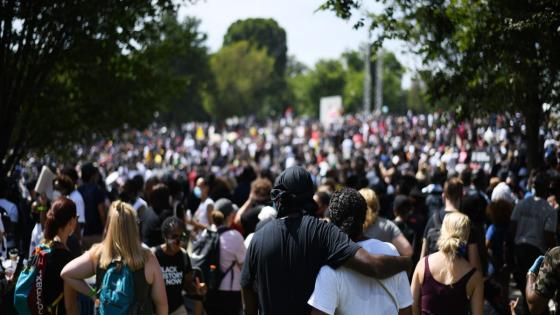 الآلاف يتجمعون في واشنطن للاحتجاج على عنف الشرطة ضد الأمريكيين السود